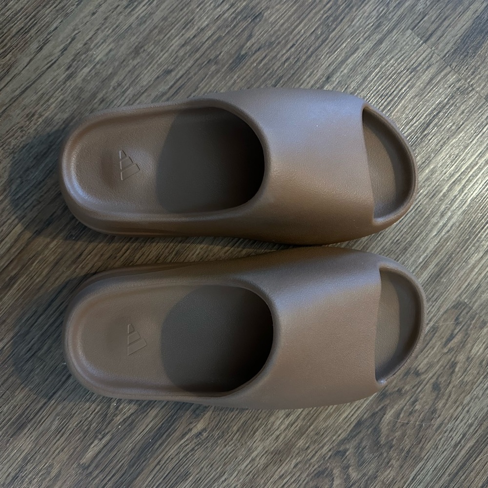 Brand New Authentic Women’s Yeezy slides - Size 8